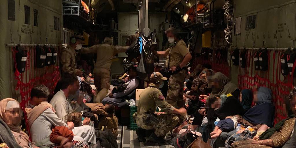 Et C-130J fra 335 skvadronen i Luftforsvaret har bistått med evakueringen ac sivile fra Kabul i Afghansistan til Tblisi i Georgia. Her er flyet på Kabul Internasjonale flyplass hvor de får ombord de evakuerte *** Local Caption *** A C-130J Hercules aircraft 335 squadron from Royal Norwegian Air Force have been a part of the evacuation of civilians out of Kabul in Afghanistan to Tblisi in Georgia. Here the aircraft is at Kabul Internationale Airport where they get people to evacuate 