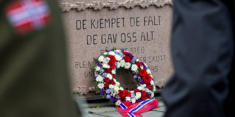 Bilde av kransen som ble lagt ned av Anikken Huitfeldt (Ap) på Retterstedet på Akershus festning i forbindelse med veteran- og frigjøringsdagen.
/
The 8th of May 2017 the Liberation and Veteran Day was commemorated at Akershus Fortress in Oslo, Norway. 