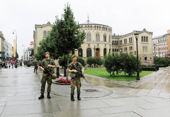 HV 1 Derby holder vakt rundt Stortinget etter terror bombingen i Oslo 22 juli 2011.

Homeguard 1 Derby secure area around The Norwegian Parlament after terror bombing in Oslo 22th of July 2011