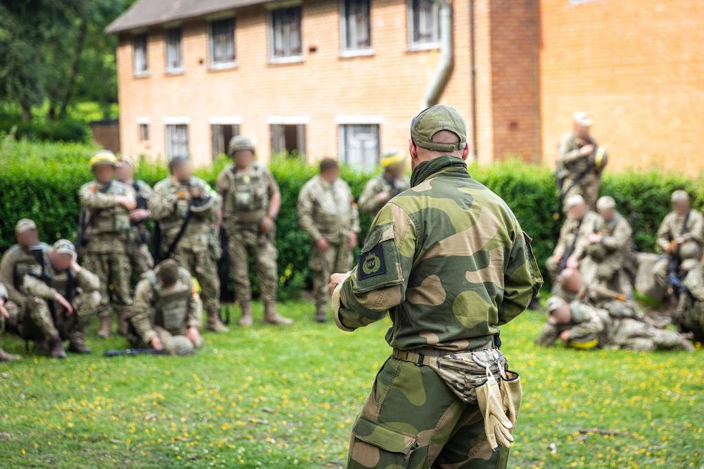 Ukrainske soldater får opptrening av norske instruktører i
Storbritannia i operasjon Interflex. Her får de opplæring i strid i bebygd område (SIBO).