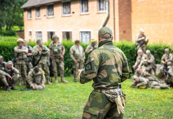 Ukrainske soldater får opptrening av norske instruktører i
Storbritannia i operasjon Interflex. Her får de opplæring i strid i bebygd område (SIBO).