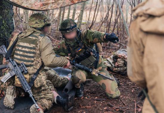 Ukrainske soldater får sanitetsopplæring av norske instruktører på Operasjon Gungne i Trøndelag.