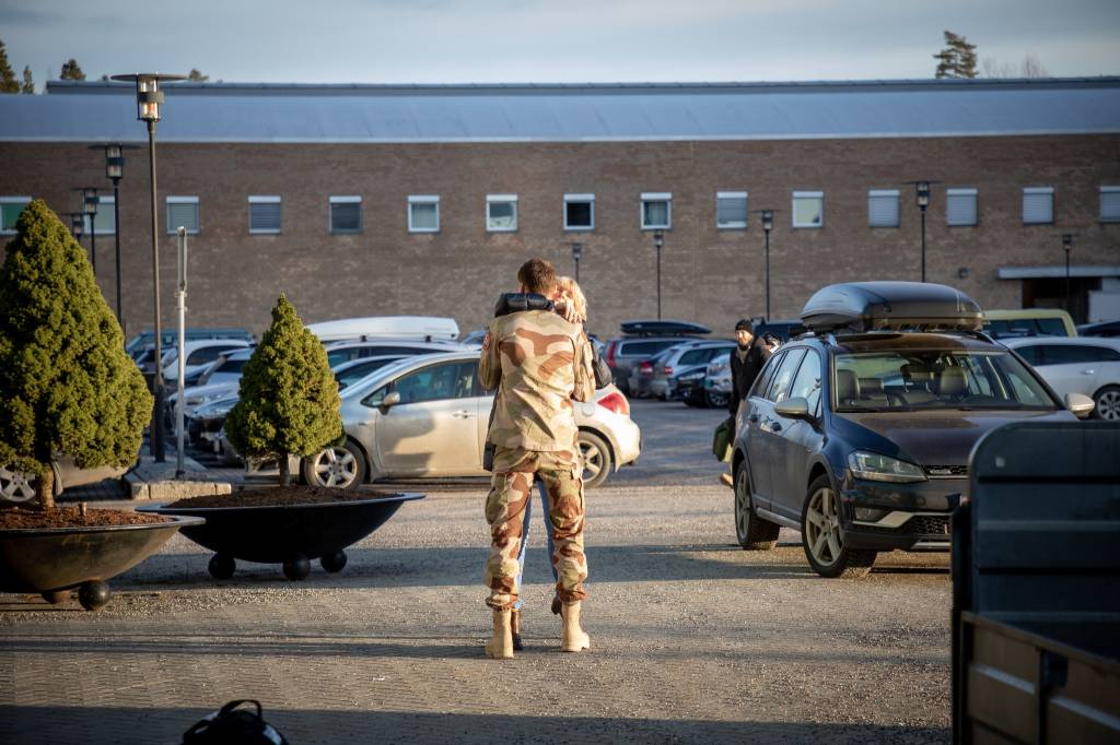En pårøende til en av soldatene som de neste seks månedene skal være en del av NORTU 6 i Irak sier farvel før avreise på Gardermoen.