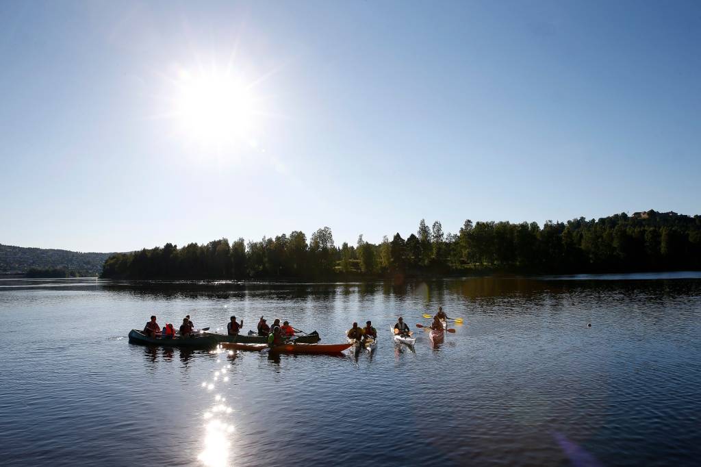 Sjef for Forsvarets veteransenter Oberstløytnant John Petter Bachke sammen med veteraner på kajakk tur ved Bæreia / LtCol John Petter Bachke together with veterans in kayaks in the lake near at Armed Forces veteran center